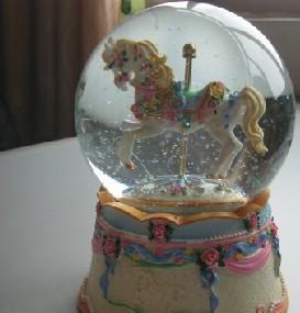 樹脂工藝品的多樣應(yīng)用 從個性煙灰缸到母嬰用品